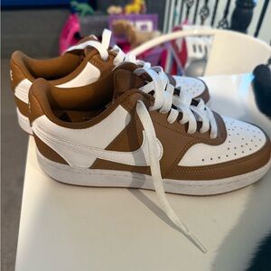 Like new Nike shoes size 7.5 women